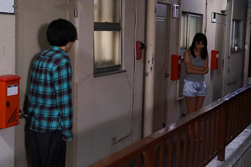 Bí mật "đi ngoài" với cô nàng nhà bên cãi nhau bị gã chồng đuổi ra cửa