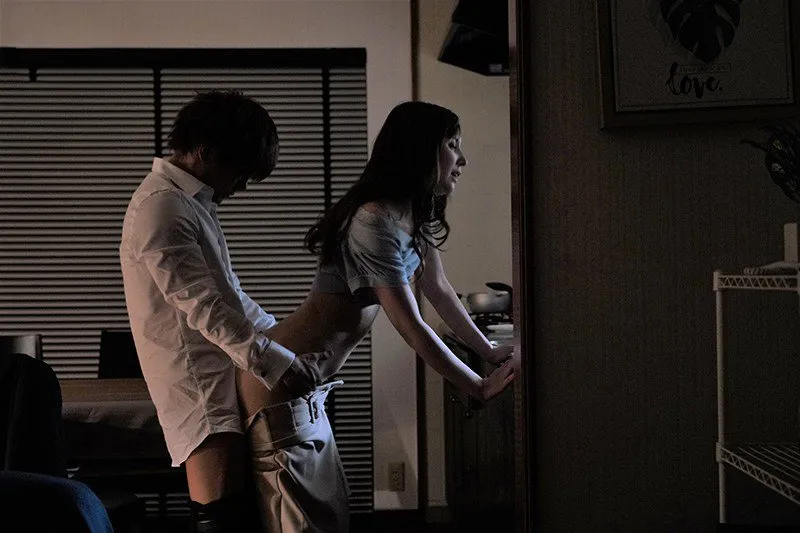 Tiền bối đi làm ăn, cậu nhân viên đến nhà chịch vợ ông ấy