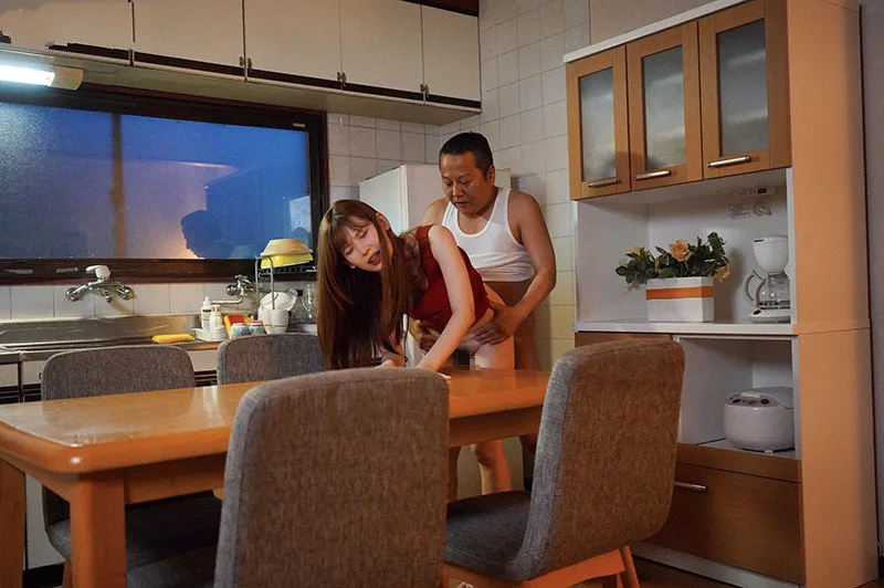 Con gái bị anh xã mới của mẹ xoạc mỗi ngày, cho dù đã có người yêu