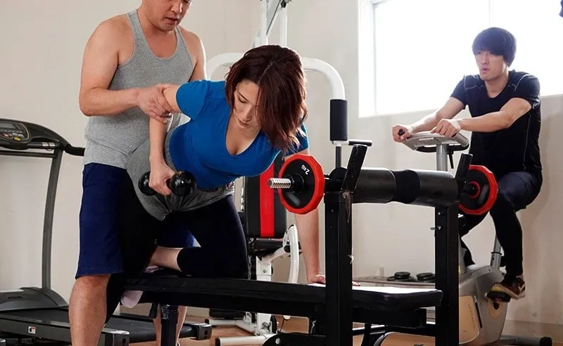 ông chồng phát hiện người vợ vụng trộm với huấn luyện viên thể hình