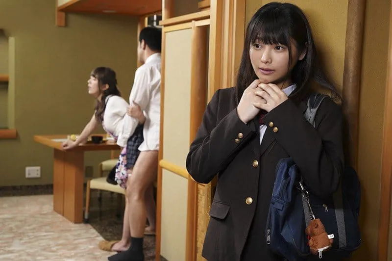 Em gái nhỏ riêng thấy thèm khi nhìn trộm bố dượng nện mẹ