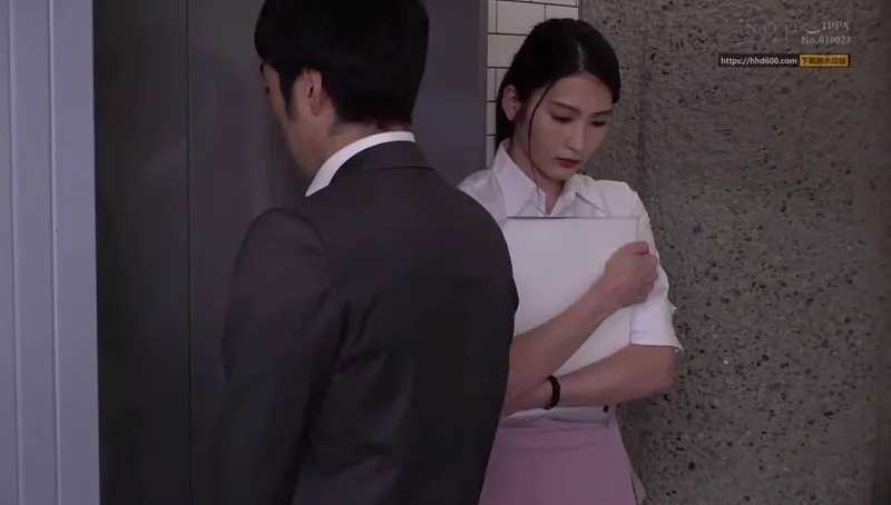 Em thư ký thương tâm bị tiền bối bắt vào khách sạn phục vụ đối tác