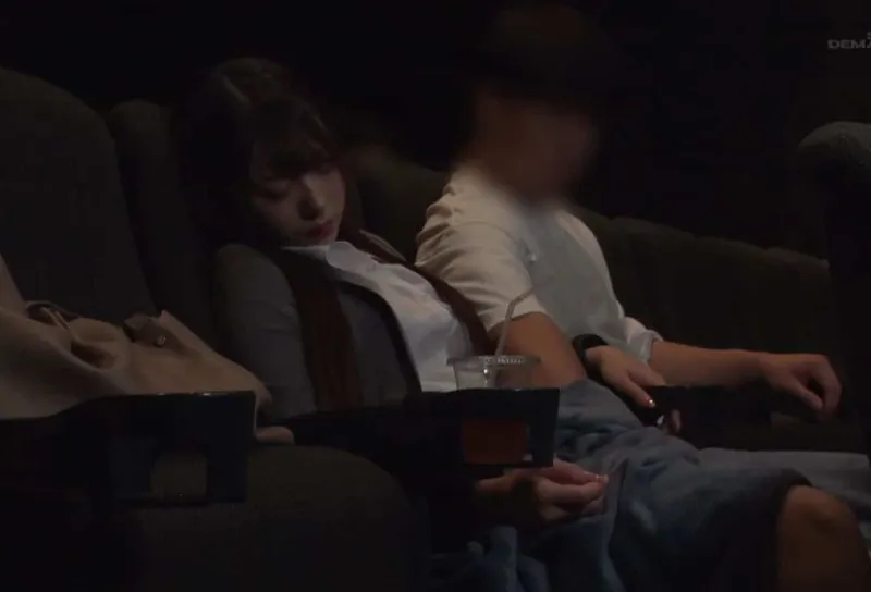 Thanh niên tranh thủ móc lồn eny văn phòng ngủ gục ở rạp phim