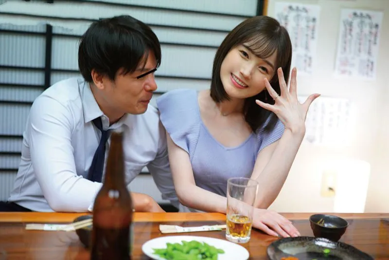 Bà xã xin người chồng đi họp lớp rồi mất liên lạc sau khi tình cũ đưa vào khách sạn