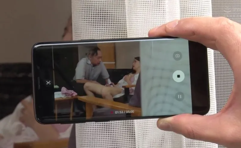 Vợ sắp cưới của con trai gian díu với bố chồng bị gã tiền bối khu phố phát hiện