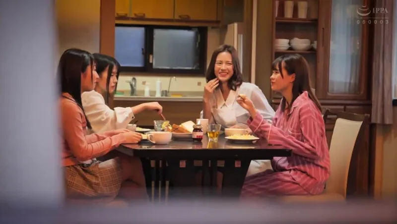 Bố đi vắng, 4 cô bé ở nhà bị những tên côn đồ để ý tới