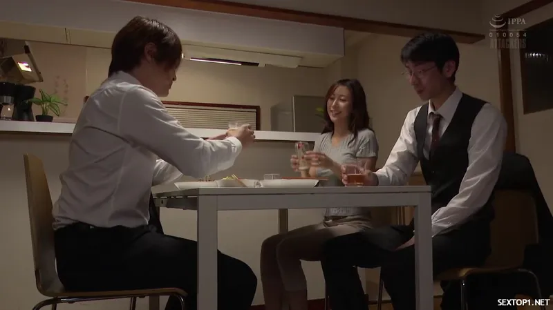 đến nhà quản lý ở nhờ, cưỡng dục luôn người vợ sếp