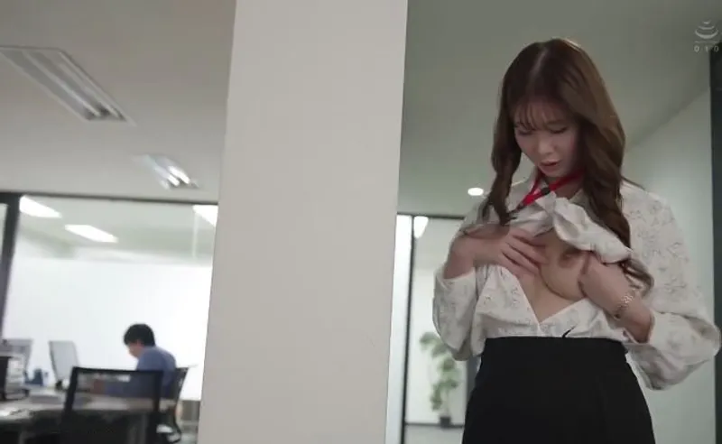 Bí ẩn đằng sau cô nhân viên có vẻ ngoài nghiêm nghị hóa ra lại là "nữ hoàng dâm đãng" đích thực.