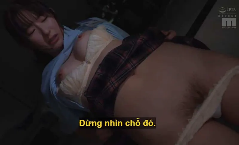 Sếp lớn đang mưu tính "xử đẹp" cô nàng nhân viên kiêu kỳ lười nhác, suốt ngày chỉ chăm chăm chat chit với người yêu.