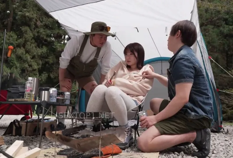 Gấu cắm trại một mình trong rừng thì được mấy anh trai đến “thăm hỏi”